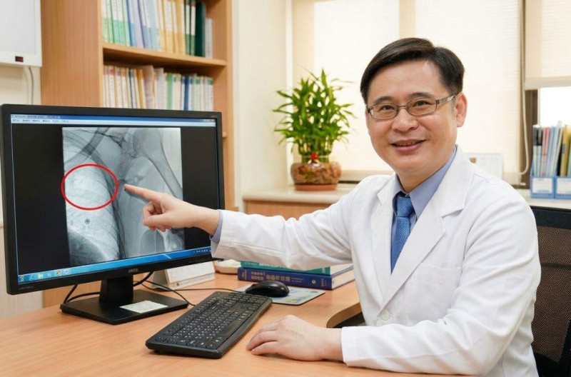 李俊毅主任提醒洗腎病友,若洗腎有異常或是手臂出現腫脹疼痛,務必及早就醫治療。(圖由大千綜合醫院提供) 李俊毅主任提醒洗腎病友,若洗腎有異常或是手臂出現腫脹疼痛,務必及早就醫治療。(圖由大千綜合醫院提供)