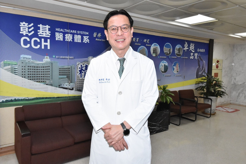 彰基總院長陳穆寬上任9年來用最實際的制度展現留人決心,「不同工不同酬」調薪,希望吸引更多優秀年輕醫師加入彰基這個大家庭。(彰基提供) 彰基總院長陳穆寬上任9年來用最實際的制度展現留人決心,「不同工不同酬」調薪,希望吸引更多優秀年輕醫師加入彰基這個大家庭。(彰基提供)