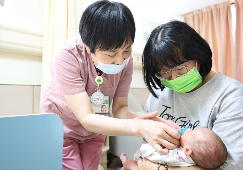 護理師(左)指導家屬照護新生兒技巧,減輕返家後的焦慮與壓力。(國泰醫院提供) 護理師(左)指導家屬照護新生兒技巧,減輕返家後的焦慮與壓力。(國泰醫院提供)