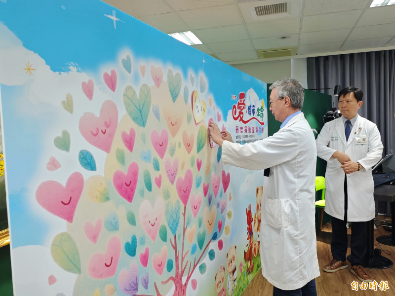 奇美醫學中心舉辦器官捐贈宣導活動,以「生命樹」為主題,邀請大家簽署支持。(記者吳俊鋒攝) 奇美醫學中心舉辦器官捐贈宣導活動,以「生命樹」為主題,邀請大家簽署支持。(記者吳俊鋒攝)