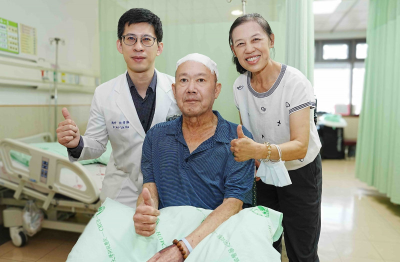 中國附醫神經外科醫師許瑋麟表示,李先生腦膜瘤接受清醒開顱手術後,肢體無力明顯改善。(記者蔡淑媛翻攝) 中國附醫神經外科醫師許瑋麟表示,李先生腦膜瘤接受清醒開顱手術後,肢體無力明顯改善。(記者蔡淑媛翻攝)