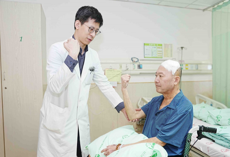 中國附醫神經外科醫師許瑋麟表示,李先生術後,肢體無力明顯改善。(記者蔡淑媛翻攝) 中國附醫神經外科醫師許瑋麟表示,李先生術後,肢體無力明顯改善。(記者蔡淑媛翻攝)