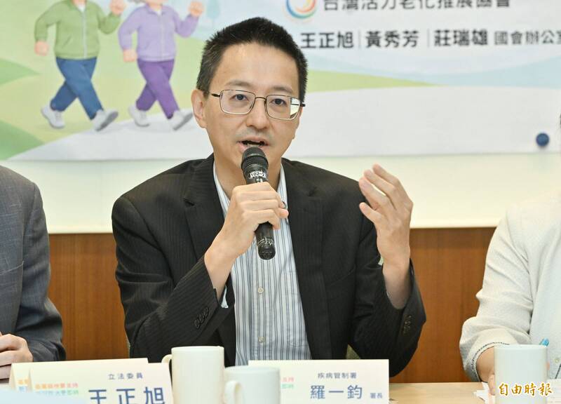 台灣活力老化推展協會舉辦「基層篩檢要支持,新冠診治更即時」記者會,現場並由疾管署長羅一鈞說明。(記者田裕華攝) 台灣活力老化推展協會舉辦「基層篩檢要支持,新冠診治更即時」記者會,現場並由疾管署長羅一鈞說明。(記者田裕華攝)