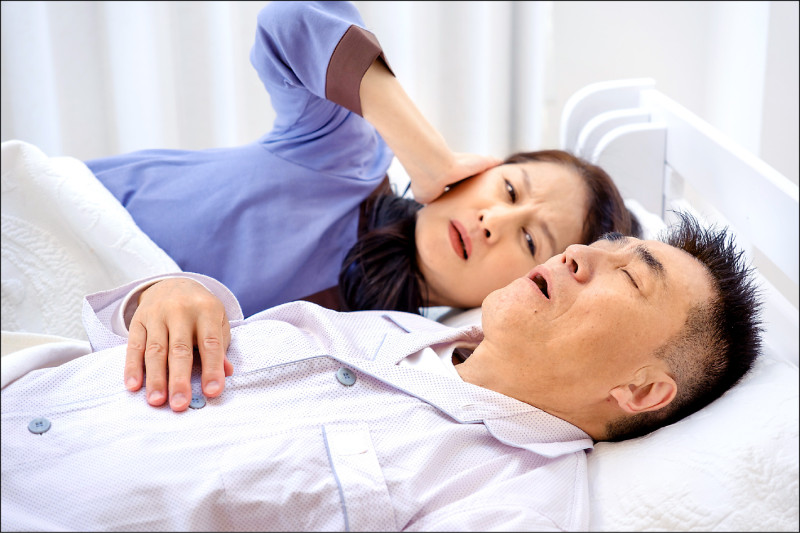 ▲睡眠呼吸中止症不僅影響精神,也可能造成代謝異常等問題;圖為情境照,圖中人物與本文無關。(照片來源:shutterstock) ▲睡眠呼吸中止症不僅影響精神,也可能造成代謝異常等問題;圖為情境照,圖中人物與本文無關。(照片來源:shutterstock)