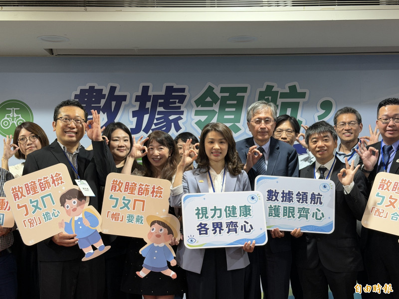 國健署長沈靜芬(中)指出,兒童視力健康需各界齊心守護。(記者羅碧攝) 國健署長沈靜芬(中)指出,兒童視力健康需各界齊心守護。(記者羅碧攝)
