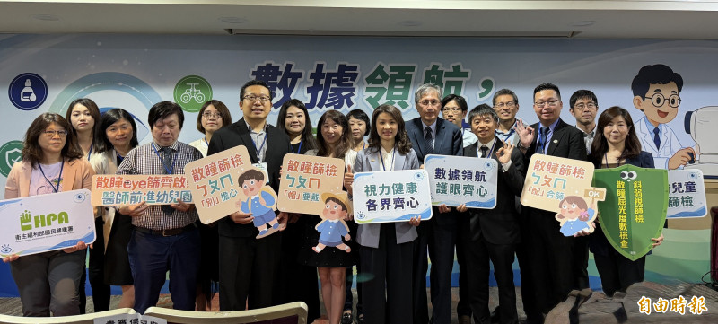 國健署長沈靜芬(中)和眼科醫師及地方政府人員,呼籲守護幼兒視力健康要及早介入。(記者羅碧攝) 國健署長沈靜芬(中)和眼科醫師及地方政府人員,呼籲守護幼兒視力健康要及早介入。(記者羅碧攝)