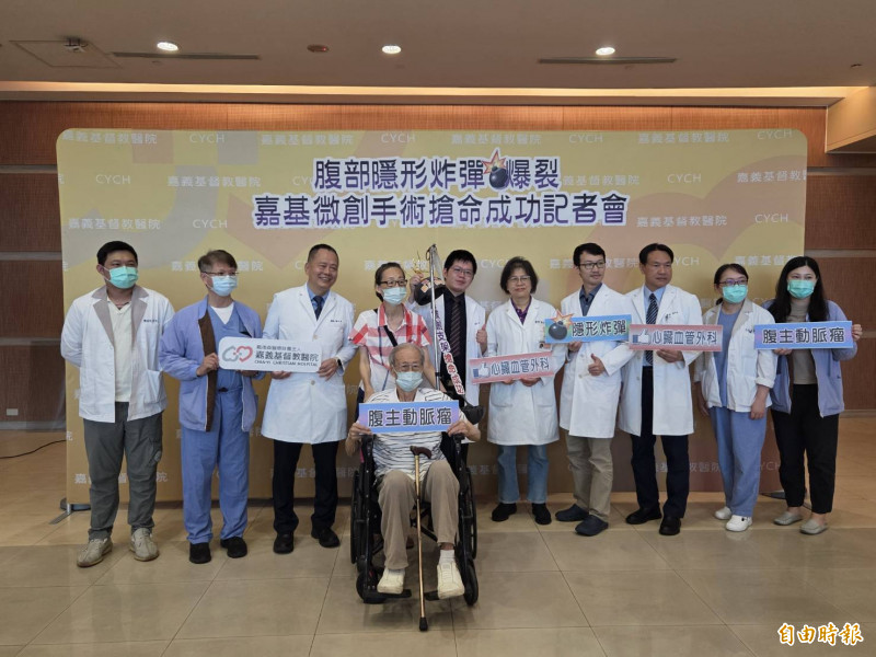 83歲廖姓男子(坐輪椅者)今現身記者會,向醫療團隊致謝。(記者王善嬿攝) 83歲廖姓男子(坐輪椅者)今現身記者會,向醫療團隊致謝。(記者王善嬿攝)