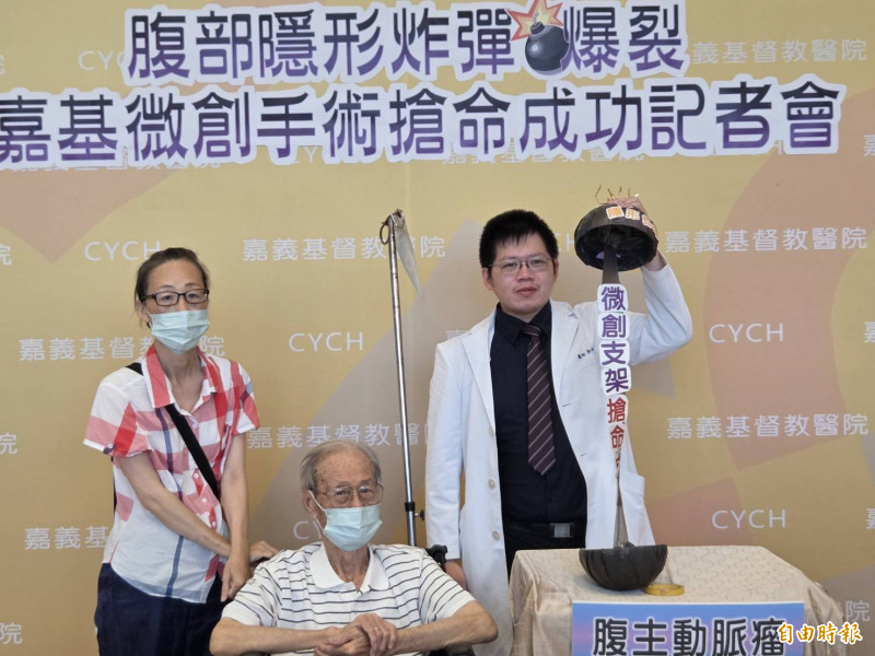 廖姓男子(中)日前因腹主動脈瘤破裂,一度危及生命,今現身分享治療經歷,右為主治醫師、嘉基心臟血管外科醫師郭俊庭。(記者王善嬿攝) 廖姓男子(中)日前因腹主動脈瘤破裂,一度危及生命,今現身分享治療經歷,右為主治醫師、嘉基心臟血管外科醫師郭俊庭。(記者王善嬿攝)