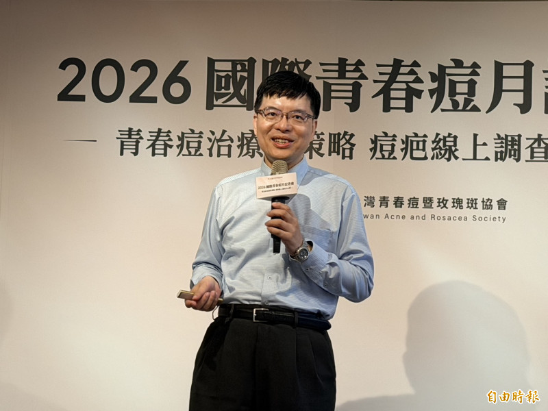 台灣青春痘暨玫瑰斑協會理事長邱品齊指出,目前青春痘的國際治療趨勢已全面轉向「長期維持治療」與「早期預防痘疤」。(記者林志怡攝) 台灣青春痘暨玫瑰斑協會理事長邱品齊指出,目前青春痘的國際治療趨勢已全面轉向「長期維持治療」與「早期預防痘疤」。(記者林志怡攝)