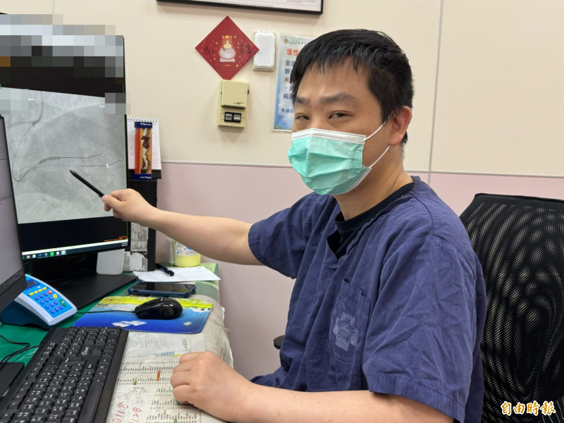 駐診李綜合醫院的台中榮總心臟內科黃祺耀表示,長期糖尿病會導致血管硬化增加阻塞機率,提醒患者一定要忌口。(記者歐素美攝) 駐診李綜合醫院的台中榮總心臟內科黃祺耀表示,長期糖尿病會導致血管硬化增加阻塞機率,提醒患者一定要忌口。(記者歐素美攝)