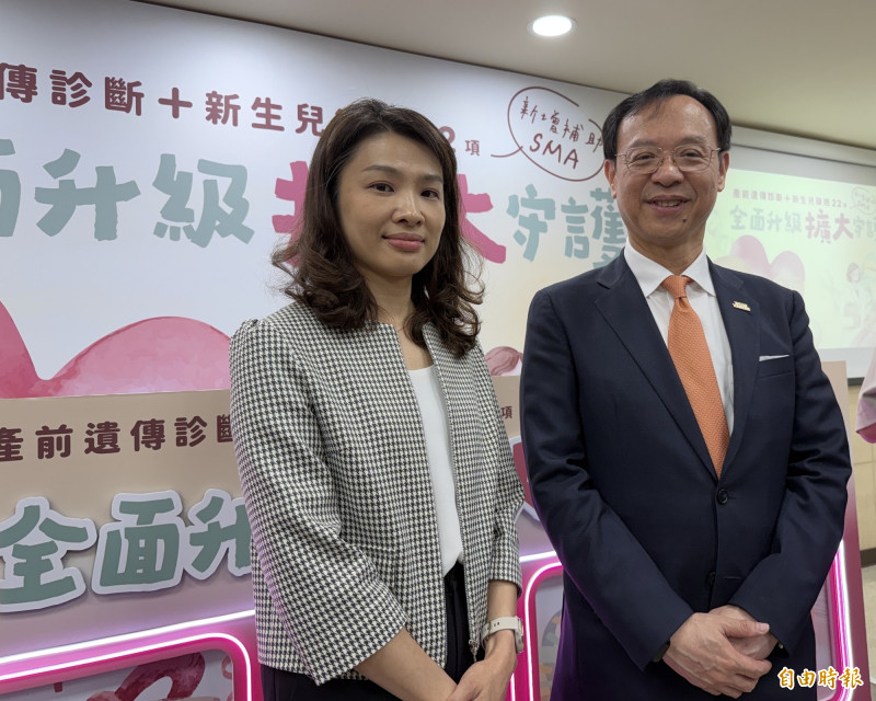 衛福部長石崇良(右)和國健署長沈靜芬指出,新生兒篩檢項目都是「可治療(treatable)」疾病,不要因擔心保險問題而錯失及早發現、及早治療的機會。(記者羅碧攝) 衛福部長石崇良(右)和國健署長沈靜芬指出,新生兒篩檢項目都是「可治療(treatable)」疾病,不要因擔心保險問題而錯失及早發現、及早治療的機會。(記者羅碧攝)