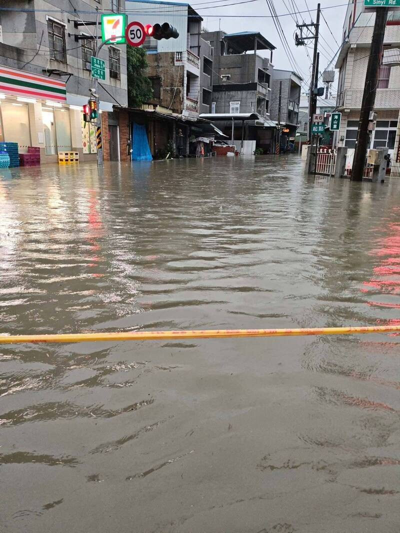 高雄豪雨積水漸退傳染病風險升高 衛生局提醒雨後1週登革熱關鍵期。(邱志偉提供) 高雄豪雨積水漸退傳染病風險升高 衛生局提醒雨後1週登革熱關鍵期。(邱志偉提供)
