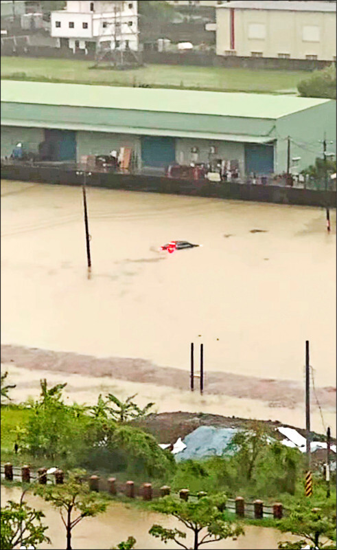 高雄豪雨積水漸退傳染病風險升高,衛生局提醒雨後1週登革熱關鍵期。(民眾提供) 高雄豪雨積水漸退傳染病風險升高,衛生局提醒雨後1週登革熱關鍵期。(民眾提供)