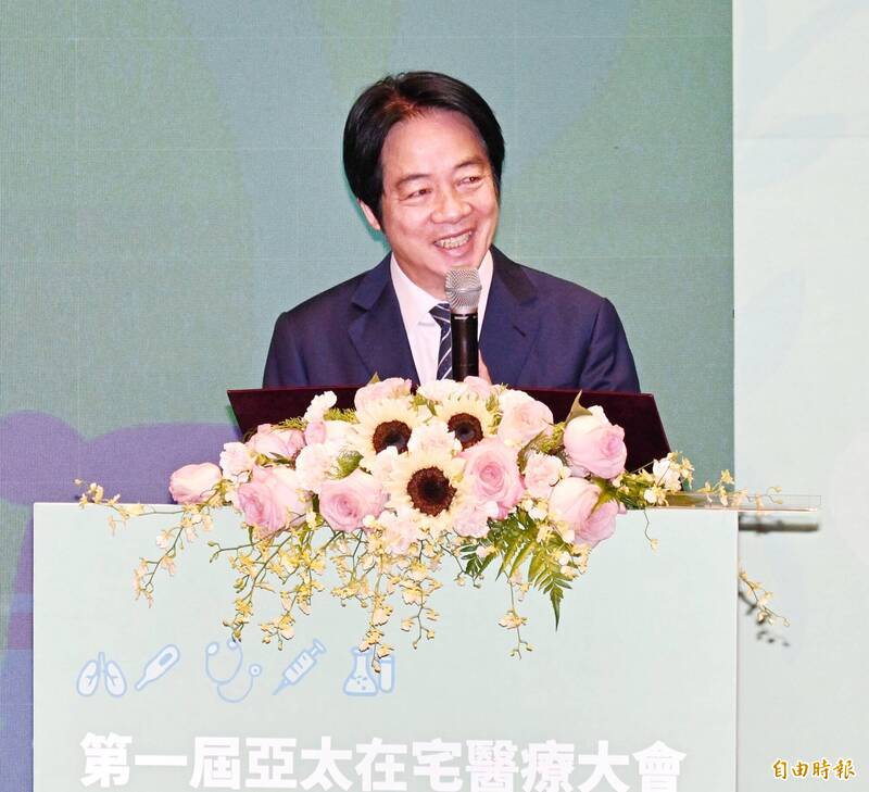 總統賴清德指出,醫療不應只是被動等待病人到醫院,而應主動走進家庭、走進社區,讓民眾在熟悉的環境中接受照護。(記者方賓照攝) 總統賴清德指出,醫療不應只是被動等待病人到醫院,而應主動走進家庭、走進社區,讓民眾在熟悉的環境中接受照護。(記者方賓照攝)