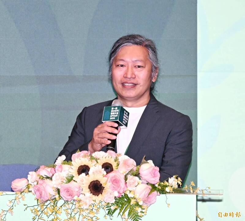 台灣在宅醫療學會成立10週年,學會理事長陳英詔致詞時,提出他的3個願望。(記者方賓照攝) 台灣在宅醫療學會成立10週年,學會理事長陳英詔致詞時,提出他的3個願望。(記者方賓照攝)
