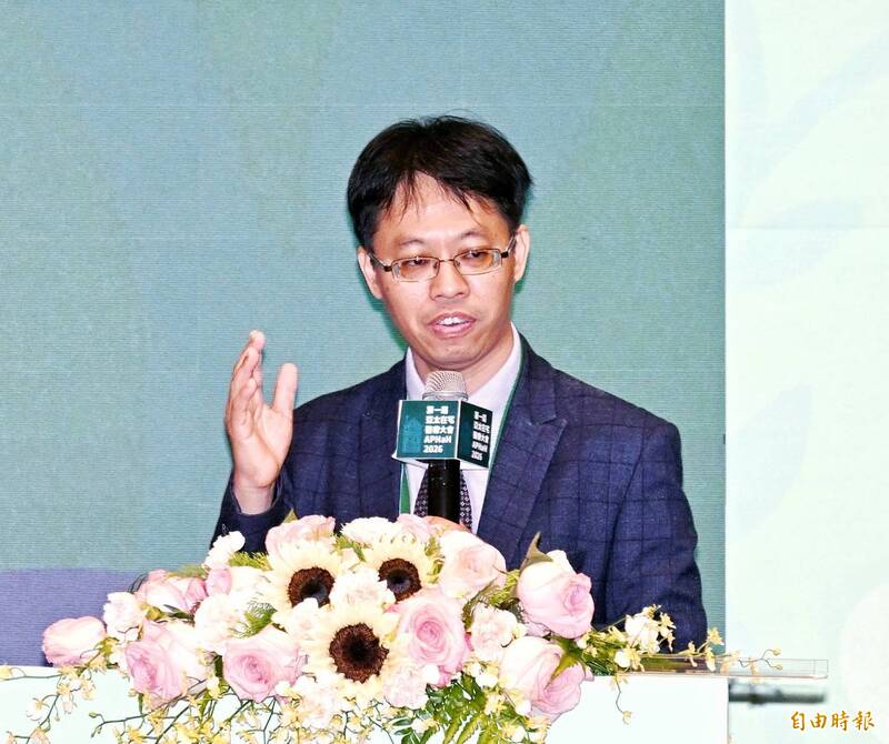 台灣在宅醫療學會創會理事長余尚儒表示,在宅醫療是一條漫長卻值得投入的道路,它把醫療帶回個人、家庭、家園與社區,也讓醫學回歸最初的初心,「照顧的是人,而不只是治療疾病」。(記者方賓照攝) 台灣在宅醫療學會創會理事長余尚儒表示,在宅醫療是一條漫長卻值得投入的道路,它把醫療帶回個人、家庭、家園與社區,也讓醫學回歸最初的初心,「照顧的是人,而不只是治療疾病」。(記者方賓照攝)