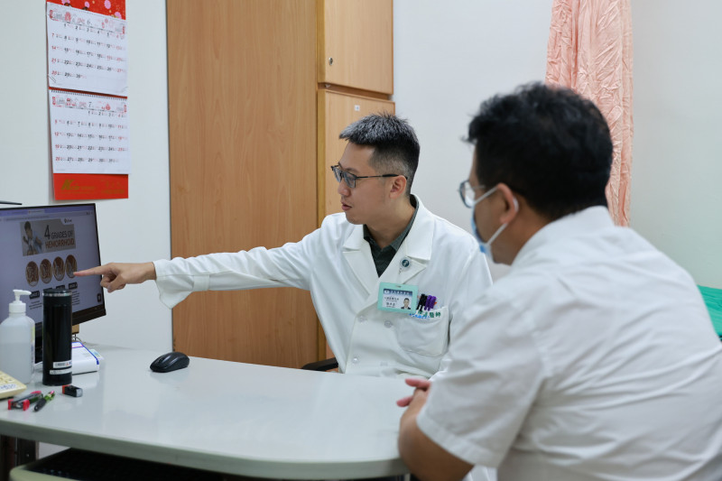 花蓮慈濟醫院大腸直腸外科醫師陳律嘉呼籲民眾記住護菊健康密碼「天天520」,就能輕鬆遠遠遠離痔瘡之苦。(花蓮慈院提供) 花蓮慈濟醫院大腸直腸外科醫師陳律嘉呼籲民眾記住護菊健康密碼「天天520」,就能輕鬆遠遠遠離痔瘡之苦。(花蓮慈院提供)