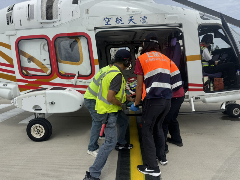 七美衛生所緊急申請後送,由凌天航空執行任務。(凌天航空提供) 七美衛生所緊急申請後送,由凌天航空執行任務。(凌天航空提供)