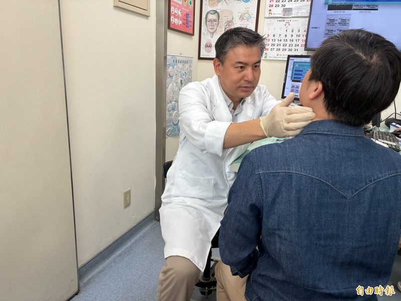 童醫院耳鼻喉部主任陳世偉表示,大聲打鼾、睡眠中突然嗆醒或呼吸中斷、白天過度嗜睡、夜尿頻繁及早上起床頭痛等,都可能是「阻塞型睡眠呼吸中止症」症狀。(記者歐素美攝) 童醫院耳鼻喉部主任陳世偉表示,大聲打鼾、睡眠中突然嗆醒或呼吸中斷、白天過度嗜睡、夜尿頻繁及早上起床頭痛等,都可能是「阻塞型睡眠呼吸中止症」症狀。(記者歐素美攝)