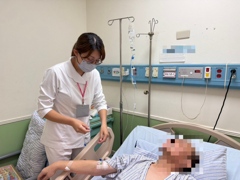 吳男前後動了3次手術,歷經約1個月治療才康復,直呼「早知道就早點切除膽囊,不用受這麼多罪。」(彰化醫院提供) 吳男前後動了3次手術,歷經約1個月治療才康復,直呼「早知道就早點切除膽囊,不用受這麼多罪。」(彰化醫院提供)