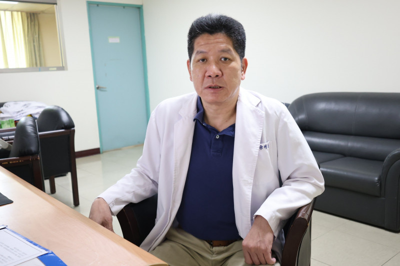 彰化醫院一般外科主任余明昌表示,一般建議膽結石直徑超過2公分,可考慮預防性切除膽囊。(彰化醫院提供) 彰化醫院一般外科主任余明昌表示,一般建議膽結石直徑超過2公分,可考慮預防性切除膽囊。(彰化醫院提供)