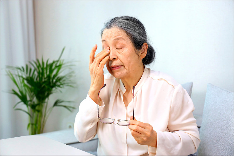 ▲一旦鼻淚管系統發生阻塞,淚水無法順利排出,出現持續流淚、視力模糊、分泌物增加,甚至紅腫疼痛等不適症狀,即所謂的鼻淚管阻塞;圖為情境照,圖中人物與本文無關。(照片來源:shutterstock) ▲一旦鼻淚管系統發生阻塞,淚水無法順利排出,出現持續流淚、視力模糊、分泌物增加,甚至紅腫疼痛等不適症狀,即所謂的鼻淚管阻塞;圖為情境照,圖中人物與本文無關。(照片來源:shutterstock)