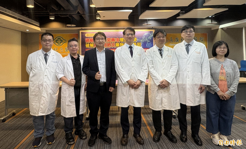 長庚醫院跨國研究找出Sulfasalazine引發嚴重藥物過敏的4大高風險基因,可望推動用藥前基因篩檢。(記者侯家瑜攝) 長庚醫院跨國研究找出Sulfasalazine引發嚴重藥物過敏的4大高風險基因,可望推動用藥前基因篩檢。(記者侯家瑜攝)