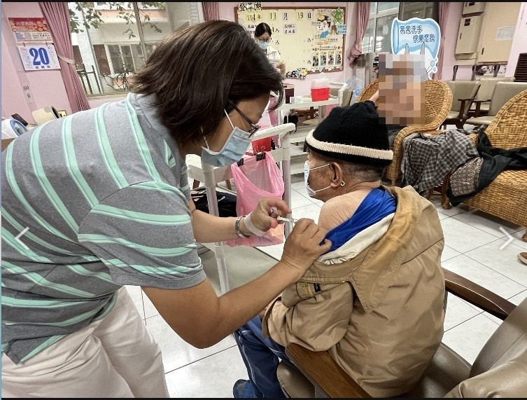 高雄衛生局示警長者疫苗接種率不到三成。(高市衛生局提供) 高雄衛生局示警長者疫苗接種率不到三成。(高市衛生局提供)