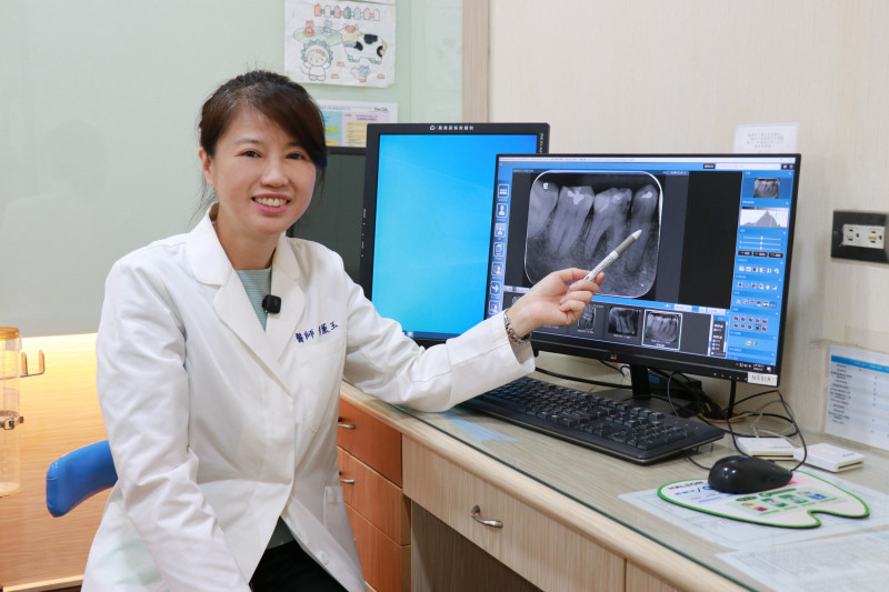 嘉基牙髓病科醫師黃薰玉強調,及早診斷才能把握保留牙神經機會。(嘉基提供) 嘉基牙髓病科醫師黃薰玉強調,及早診斷才能把握保留牙神經機會。(嘉基提供)