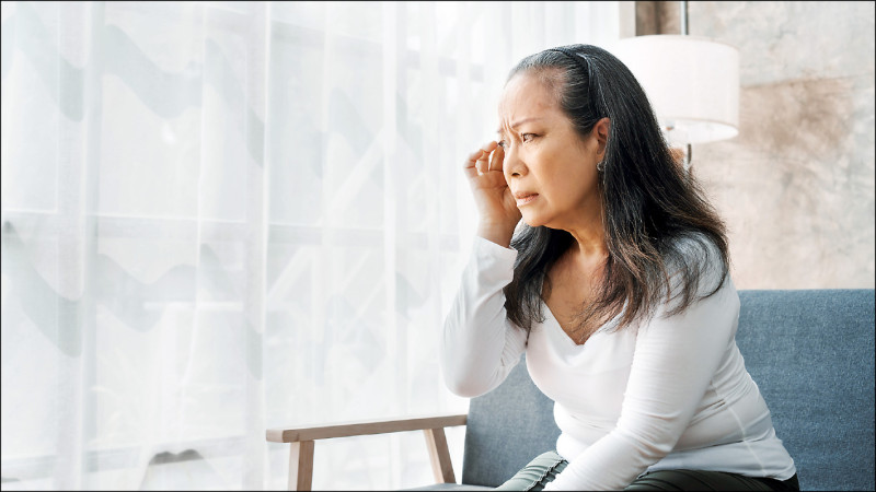 ▲俗稱的「假性失智症」並非腦部結構真正改變,而是由憂鬱症或焦慮症等情緒問題,引發的暫時性認知功能障礙;圖為情境照,圖中人物與本文無關。(照片來源:shutterstock) ▲俗稱的「假性失智症」並非腦部結構真正改變,而是由憂鬱症或焦慮症等情緒問題,引發的暫時性認知功能障礙;圖為情境照,圖中人物與本文無關。(照片來源:shutterstock)