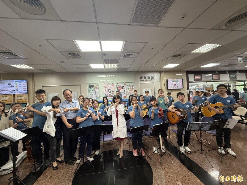 藝啟生活家庭協會在中山附醫舉行音樂會,醫病同樂。(記者蔡淑媛攝) 藝啟生活家庭協會在中山附醫舉行音樂會,醫病同樂。(記者蔡淑媛攝)