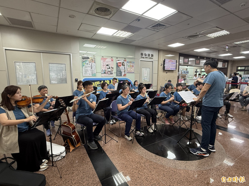藝啟生活家庭協會在中山附醫舉行音樂會,醫病同樂。(記者蔡淑媛攝) 藝啟生活家庭協會在中山附醫舉行音樂會,醫病同樂。(記者蔡淑媛攝)