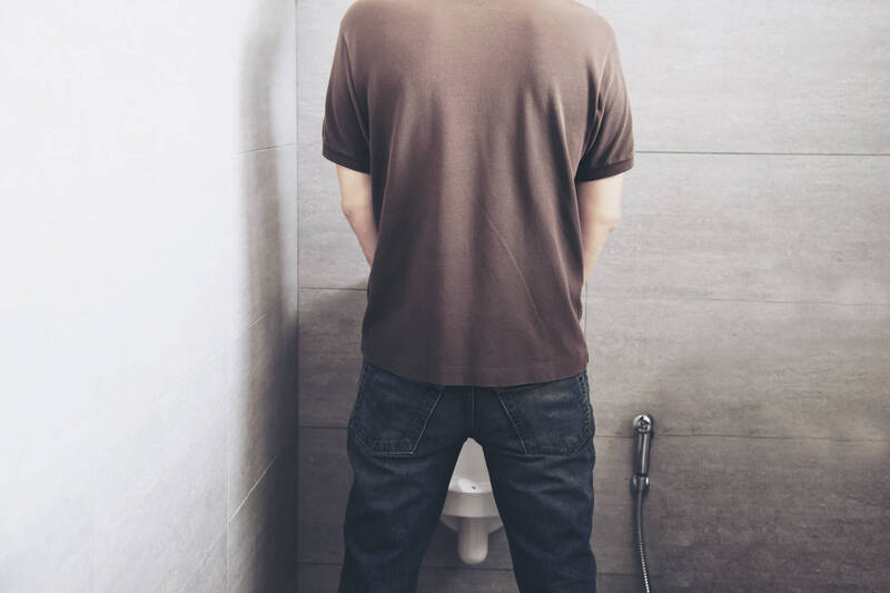 泌尿科醫師張英傑指出,慢性攝護腺發炎常見症狀包括骨盆疼痛、排尿異常、性功能受影響及全身疲倦,最好及早就醫評估,避免影響生活品質;圖為情境照。(圖取自freepik) 泌尿科醫師張英傑指出,慢性攝護腺發炎常見症狀包括骨盆疼痛、排尿異常、性功能受影響及全身疲倦,最好及早就醫評估,避免影響生活品質;圖為情境照。(圖取自freepik)