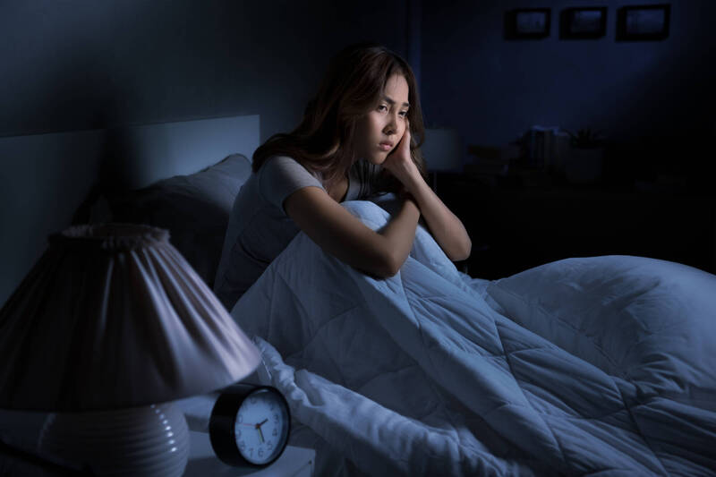 耳鼻喉科醫師徐英碩表示,睡眠呼吸中止症的風險,不只看呼吸中止次數(AHI),更要看血氧掉多深、掉多久、一整晚累積掉了多少。。示意圖,圖中人物與新聞無關。(圖取自shutterstock) 耳鼻喉科醫師徐英碩表示,睡眠呼吸中止症的風險,不只看呼吸中止次數(AHI),更要看血氧掉多深、掉多久、一整晚累積掉了多少。。示意圖,圖中人物與新聞無關。(圖取自shutterstock)