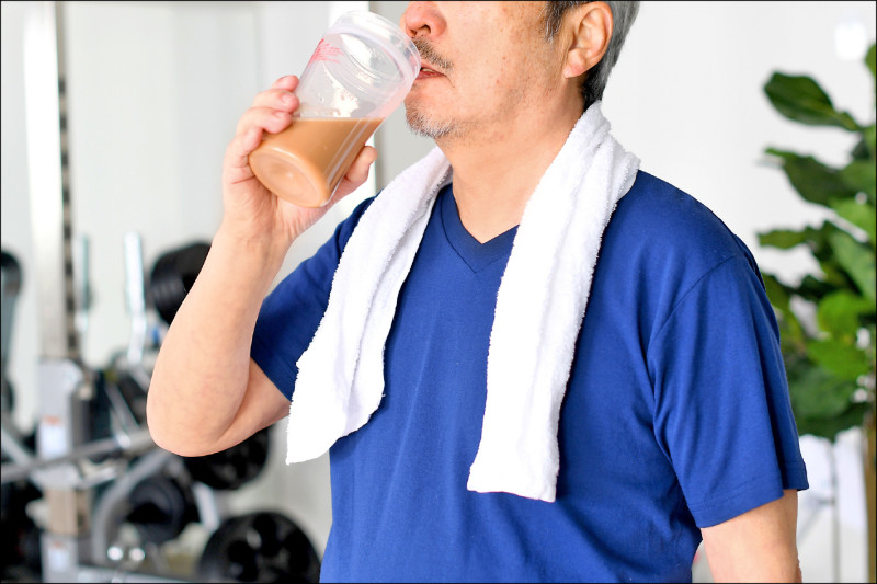 ▲營養師張宜婷提醒,補充蛋白質必須搭配肌肉使用及訓練刺激,才能更有效轉化為肌肉組織。(照片來源:shutterstock) ▲營養師張宜婷提醒,補充蛋白質必須搭配肌肉使用及訓練刺激,才能更有效轉化為肌肉組織。(照片來源:shutterstock)