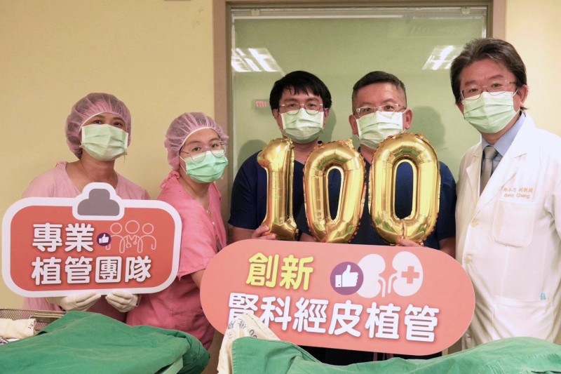 高雄長庚腹膜透析腎科經皮植管團隊,完成第100例個案。(高雄長庚提供) 高雄長庚腹膜透析腎科經皮植管團隊,完成第100例個案。(高雄長庚提供)