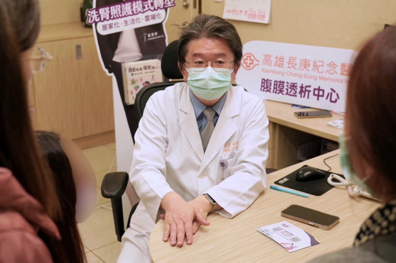 腎臟科醫師鄭本忠於門診與腎友及家屬衛教腹膜透析及腎科植管。(高雄長庚提供) 腎臟科醫師鄭本忠於門診與腎友及家屬衛教腹膜透析及腎科植管。(高雄長庚提供)