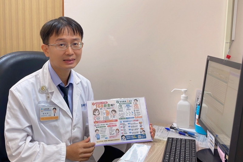 衛福部新營醫院新陳代謝科醫師黃如來說明安全斷食,指糖尿病患者如要改變飲食模式最好經醫療評估,切勿貿然進行斷食。(衛福部新營醫院提供) 衛福部新營醫院新陳代謝科醫師黃如來說明安全斷食,指糖尿病患者如要改變飲食模式最好經醫療評估,切勿貿然進行斷食。(衛福部新營醫院提供)