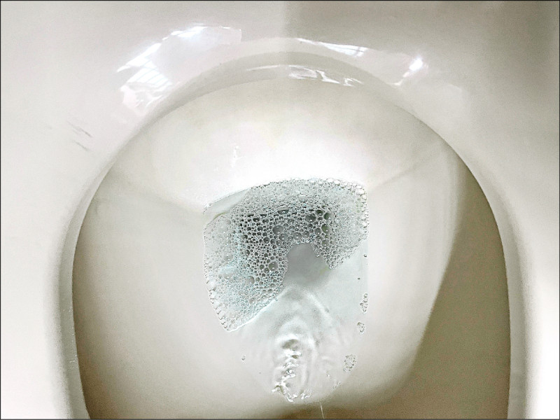 ▲健康的尿液泡泡,通常2到3分鐘內就會自動散去。(照片提供/泌尿科醫師王志仁) ▲健康的尿液泡泡,通常2到3分鐘內就會自動散去。(照片提供/泌尿科醫師王志仁)