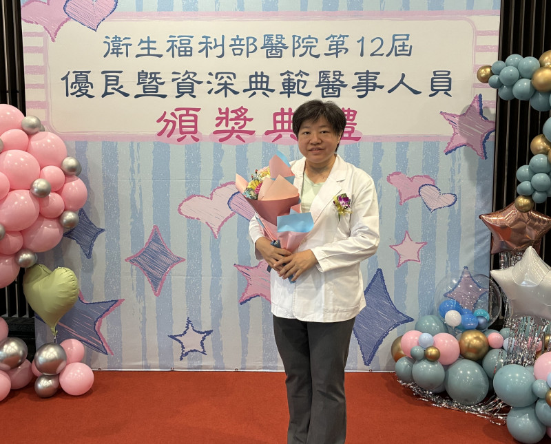 服務逾26年的胸腔病院藥師林佩玉,榮獲衛福部優良醫事人員獎。(胸腔病院提供) 服務逾26年的胸腔病院藥師林佩玉,榮獲衛福部優良醫事人員獎。(胸腔病院提供)