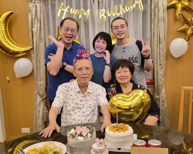 前桃園縣長吳志揚日前在臉書公開為父親吳伯雄慶生照。(圖取自吳志揚臉書) 前桃園縣長吳志揚日前在臉書公開為父親吳伯雄慶生照。(圖取自吳志揚臉書)