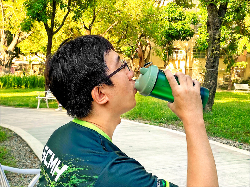 ▲夏季時,民眾從事戶外運動應隨時補充水分。(秀傳提供) ▲夏季時,民眾從事戶外運動應隨時補充水分。(秀傳提供)