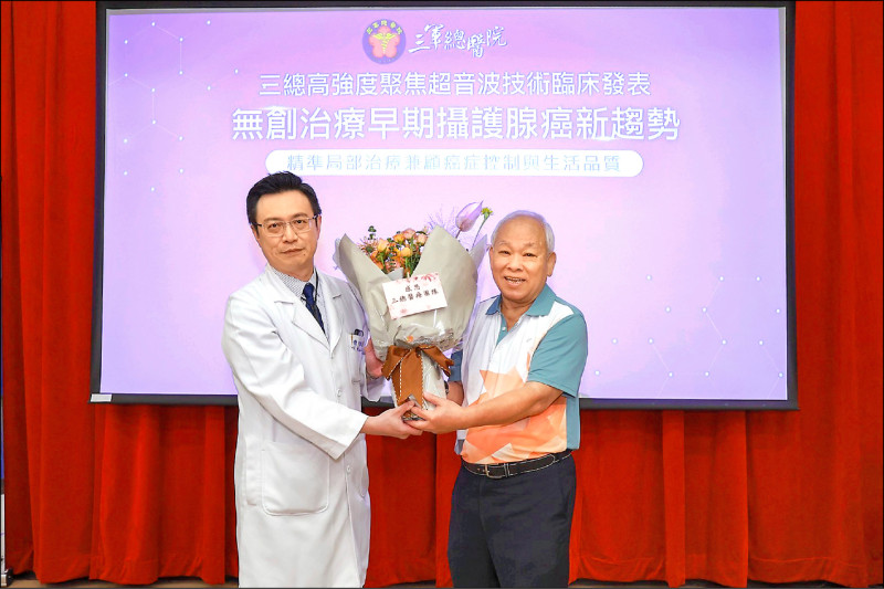 ▲郭先生(右)送花感謝三總泌尿外科主任曹智惟等醫療團隊的治療。(三總提供) ▲郭先生(右)送花感謝三總泌尿外科主任曹智惟等醫療團隊的治療。(三總提供)
