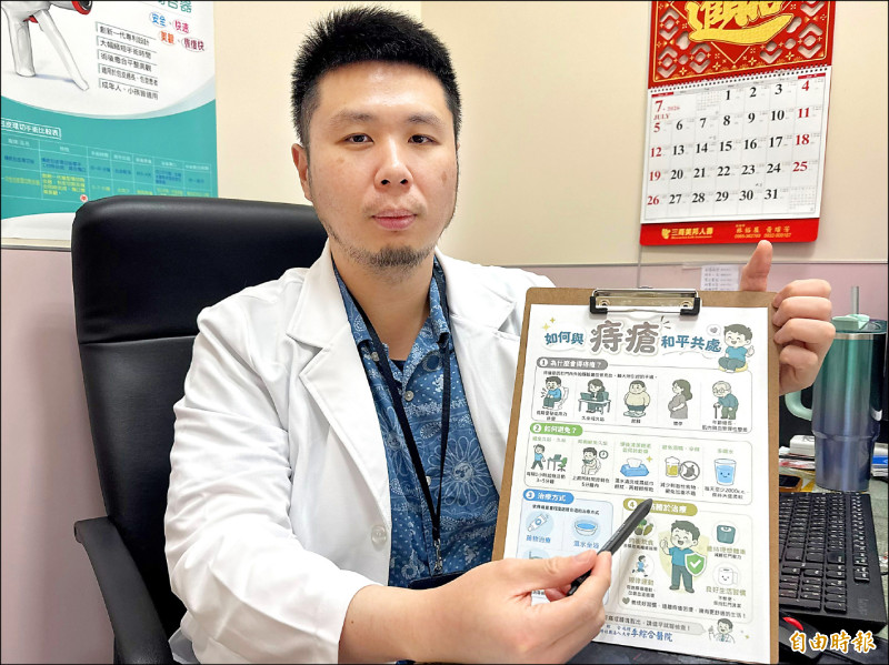 ▲曾禹康醫師透露,1名上班族男性久坐,罹患血栓痔瘡。(記者張軒哲攝) ▲曾禹康醫師透露,1名上班族男性久坐,罹患血栓痔瘡。(記者張軒哲攝)