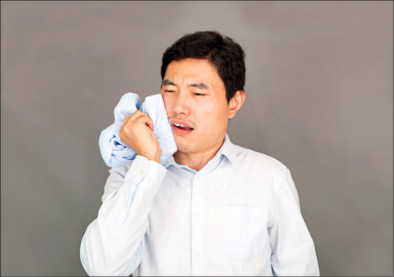 ▲若口腔內有尚未處理的智齒,建議盡速安排牙科門診進行全面評估;圖為情境照,圖中人物與本文無關。(照片來源:shutterstock) ▲若口腔內有尚未處理的智齒,建議盡速安排牙科門診進行全面評估;圖為情境照,圖中人物與本文無關。(照片來源:shutterstock)
