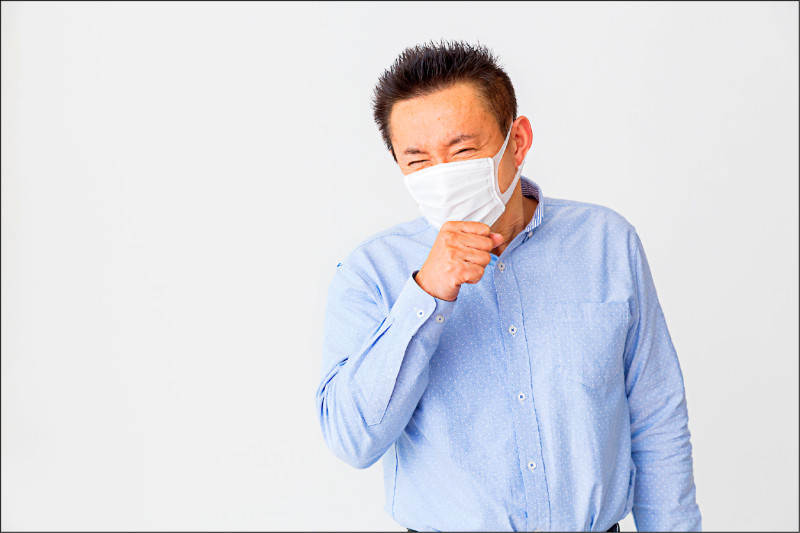 ▲肺炎併發膿胸患者多把咳嗽、黃痰或發燒多日當成一般感冒,等到出現胸痛、呼吸困難或高燒不退時,往往演變成肺部感染;圖為情境照,圖中人物與本文無關。(照片來源:shutterstock) ▲肺炎併發膿胸患者多把咳嗽、黃痰或發燒多日當成一般感冒,等到出現胸痛、呼吸困難或高燒不退時,往往演變成肺部感染;圖為情境照,圖中人物與本文無關。(照片來源:shutterstock)