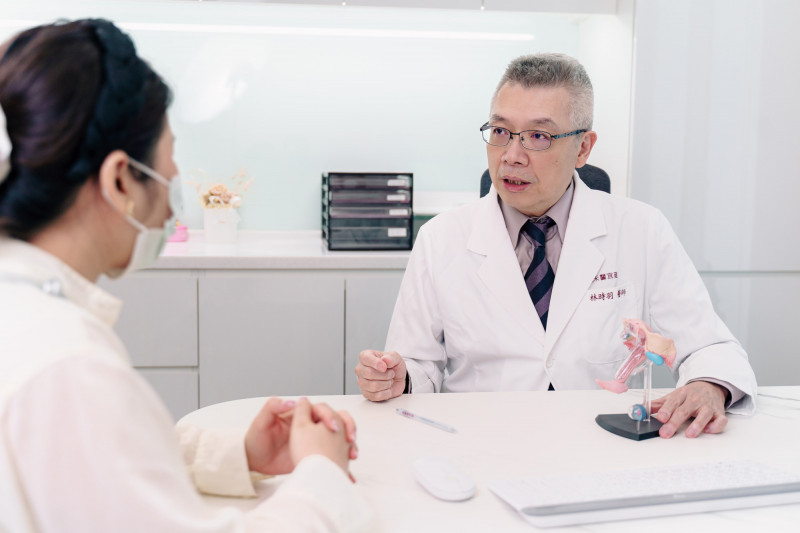 宜蘊醫療生殖中心醫師林時羽呼籲,女性若發現患有巧克力囊腫,且仍有生育計劃,應儘早諮詢生殖醫學專科醫師。(宜蘊醫療生殖中心提供) 宜蘊醫療生殖中心醫師林時羽呼籲,女性若發現患有巧克力囊腫,且仍有生育計劃,應儘早諮詢生殖醫學專科醫師。(宜蘊醫療生殖中心提供)