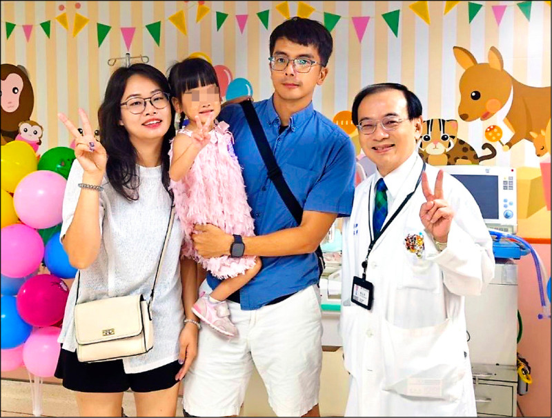 ▲小蘿蔔(左2)全家回馬偕兒童醫院,參加早產兒回娘家活動,與主治醫師張弘洋(右)合影留念。(馬偕醫院提供) ▲小蘿蔔(左2)全家回馬偕兒童醫院,參加早產兒回娘家活動,與主治醫師張弘洋(右)合影留念。(馬偕醫院提供)