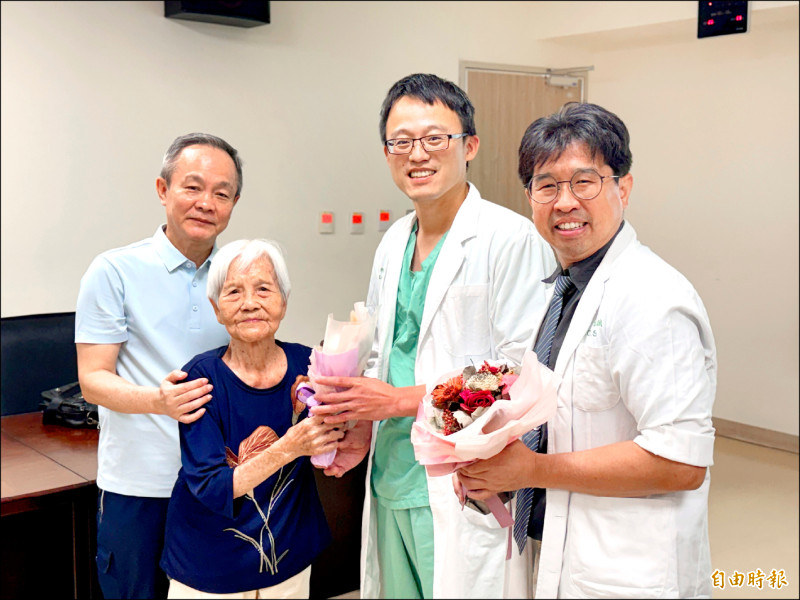 ▲換人工髖關節、喜獲重生的94歲蔡姓阿嬤(左二)回台南安南醫院獻花感謝骨科醫師許峻誠(右一)與麻醉科醫師李建青(右二)。(記者王俊忠攝) ▲換人工髖關節、喜獲重生的94歲蔡姓阿嬤(左二)回台南安南醫院獻花感謝骨科醫師許峻誠(右一)與麻醉科醫師李建青(右二)。(記者王俊忠攝)