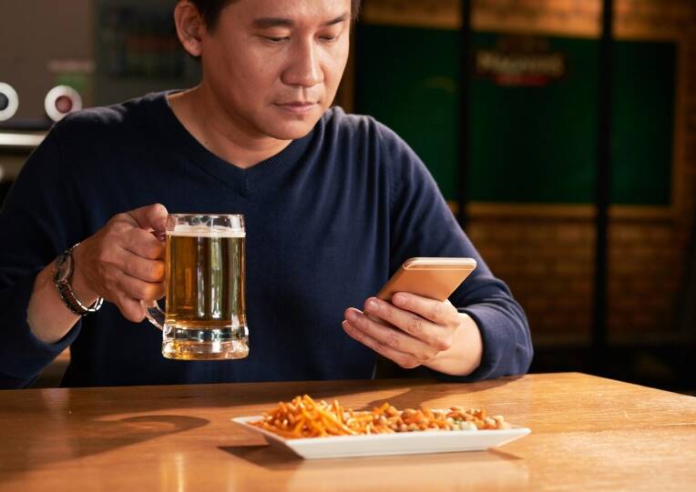永和好幸福泌尿科院長戴定恩提醒,鹹酥雞、燒烤類等消夜常吃的3類食物,若長期攝取過量,不僅容易增加肥胖、血糖及血脂問題,也可能影響血管、神經等功能,導致男性越來越力不從心;情境照。(圖取自freepik) 永和好幸福泌尿科院長戴定恩提醒,鹹酥雞、燒烤類等消夜常吃的3類食物,若長期攝取過量,不僅容易增加肥胖、血糖及血脂問題,也可能影響血管、神經等功能,導致男性越來越力不從心;情境照。(圖取自freepik)